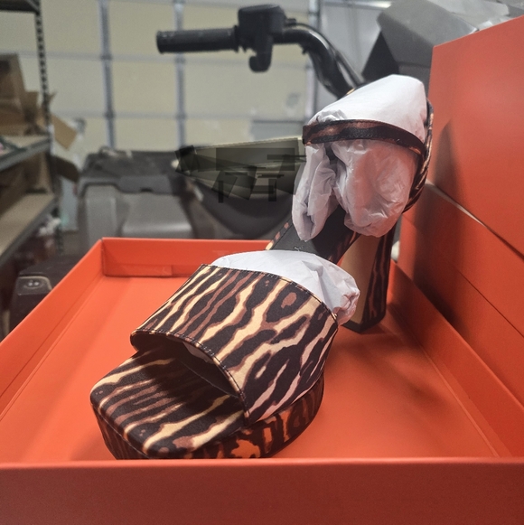 Katy Perry Collections Animal Print Platform Shoes - Picture 4 of 4